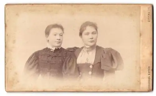 Fotografie Johannes Beyer, Zittau i. S., Lessing-Strasse 2, Zwei Damen in hochgeschlossenen Kleidern mit Puffärmeln