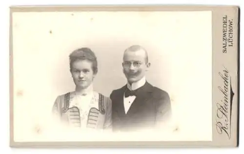 Fotografie R. Steinbacher, Salzwedel, Lüchow, Bürgerliches Ehepaar im Anzug und hochgeschlossenem Kleid