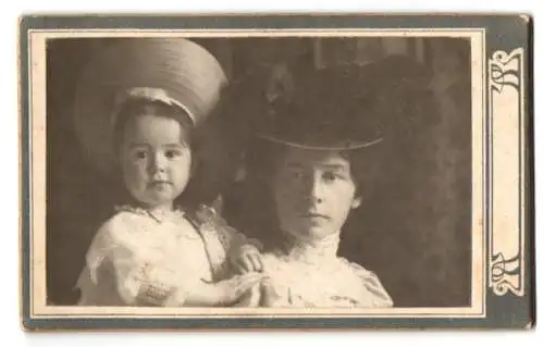 Fotografie E. Schäfer, Schw. Hall, Mutter und niedliche Tochter in Hüten