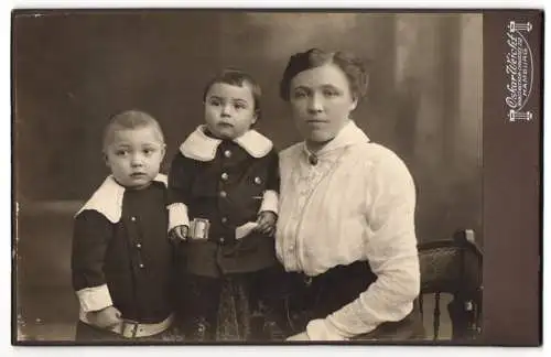 Fotografie Oskar Weicht, Hamburg-Eilbeck, Wandsbeker-Chaussee 212, Bürgerliche Dame mit zwei kleinen Söhnen