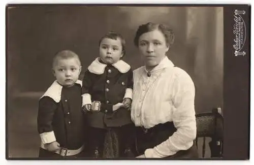 Fotografie Oskar Weicht, Hamburg-Eilbeck, Wandsbecker-Chaussee 212, Junge Frau mit ihren zwei Kindern