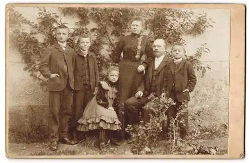 Fotografie unbekannter Fotograf und Ort, Bürgerliches Ehepaar mit drei Söhnen und einer Tochter