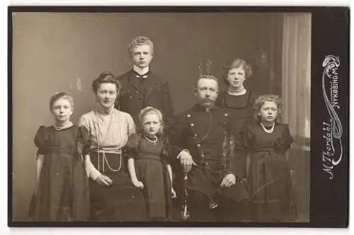 Fotografie M. Thordahl, Nykobing, Bürgerliches Ehepaar mit vier Töchtern und einem Sohn in Sonntagsgarderobe