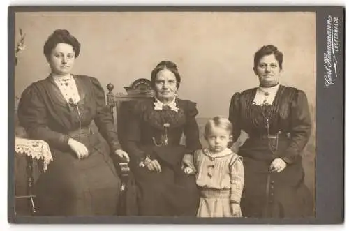 Fotografie Carl Hannemann, Luckenwalde, Trebbinerstr. 6, Vier Generationen von Frauen in Sonntagsgarderobe