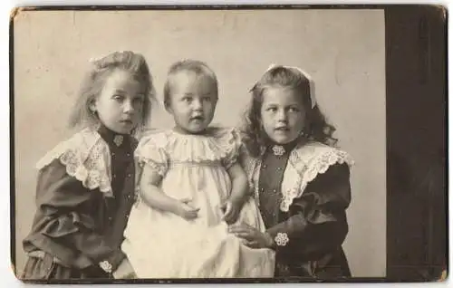Fotografie Eugen Schiffter, Dresden-Plauen, Bienertstrasse 14, Zwei junge Mädchen mit ihrem kleinen Geschwisterchen