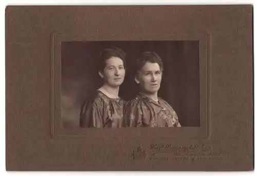 Fotografie Carl Siemsen & Sohn, Hamburg-Eimsbüttel, Eppendorferweg 45, Ältere Dame neben ihrer Tochter