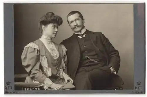 Fotografie Hubert Lill, Mannheim, Stadtpark 17 /18, Junger Mann im eleganten Anzug neben seiner Ehefrau