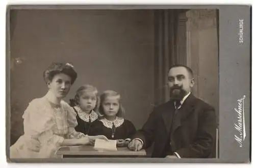 Fotografie M. Marschner, Schönlinde, Bürgerliches Ehepaar mit den beiden Töchtern in Sonntagsgarderobe