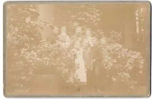 Fotografie unbekannter Fotograf und Ort, Horst und Elisabeth Goring mit Familie in eleganter Kleidung im Garten