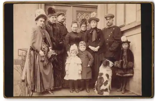 Fotografie unbekannter Fotograf und Ort, Familie mit drei Kindern und Hund in eleganter Winterkleidung