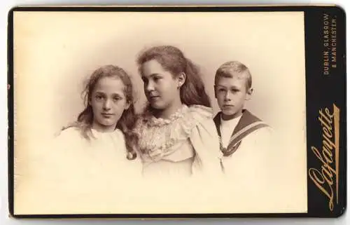 Fotografie Lafayette, Dublin, Westmoreland St. 30, Junge schöne Geschwister in weissen Kleidern und Matrosenhemd