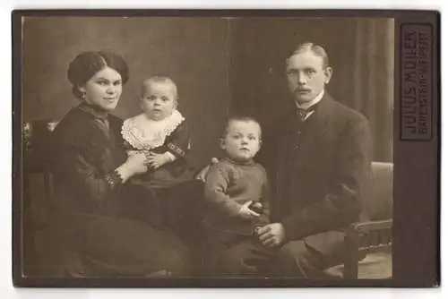 Fotografie Julius Müller, Bärenstein, Junge Eltern in schwarzer feiner Kleidung mit zwei süssen Kleinkindern