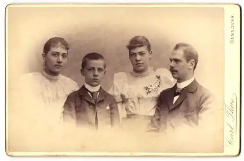 Fotografie Carl Thies, Hannover, Höltystrasse 13, Junge Damen in weissen Kleidern mit ihren Brüdern in Anzügen