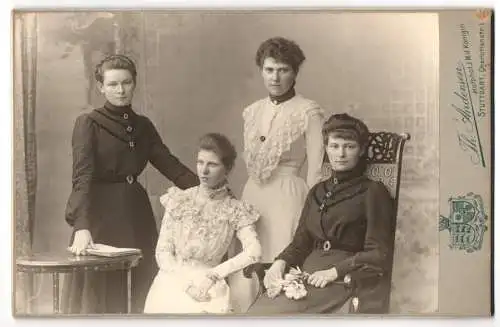 Fotografie Th. Andersen, Stuttgart, Charlottenstr. 8, Hildegard Frommau, Clara Bendler und Freunde in feinen Kleidern