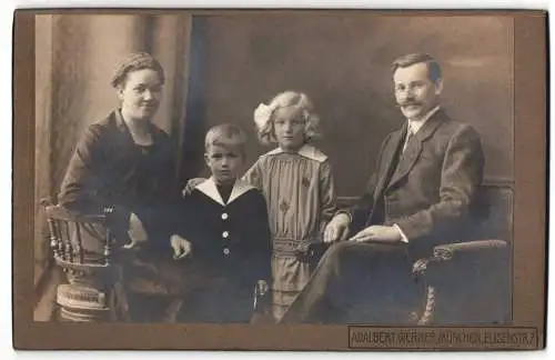 Fotografie Adalbert Werner, München, Elisenstr. 7, Junges elegantes Paar mit ihren zwei niedlichen Kindern