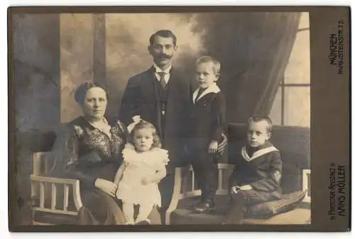 Fotografie Hans Möller, München, Augustenstr. 75, Adrettes Paar in schwarzer Kleidung mit ihren drei Kleinkindern