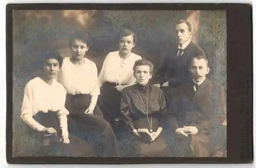 Fotografie Fuchs & Co., Charlottenburg, Wilmersdorferstr. 57, Feines Paar in schwarzer Kleidung mit erwachsenen Kindern