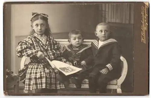 Fotografie H. Goldschmidt, Burg b. M., Scharfauer Str. 9, Junge Brüder in Matrosenhemden mit Segelohren nebst Schwester