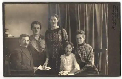 Fotografie Heinr. & Käte Andresen, Neumünster, Christianstr. 7, Gutbürgerliches elegantes Paar mit ihren drei Töchtern