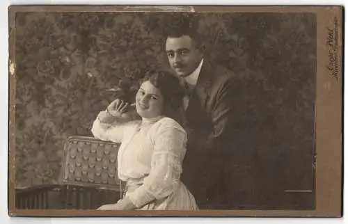 Fotografie Oscar Pöckl, München, Dachauerstr. 6, Junges glückliches Paar, Dame im weissen Kleid und Herr im Anzug