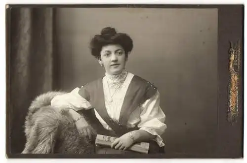 Fotografie Chr. Meyer, St. Gallen, Linsenbühlstr. 84, Junge schöne Frau im weissen Kleid mit Armbändern und Zeitung