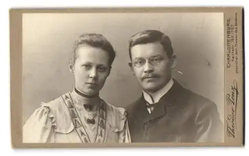 Fotografie Theodor Penz, Charlottenburg, Kantstr. 156, Junges gutbürgerliches Paar im hellen Kleid und schwarzen Anzug