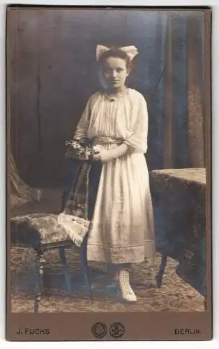 Fotografie J. Fuchs, Berlin, Reinickendorferstrasse 4, Mädchen mit Schleife im Haar