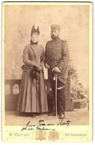 Fotografie W. Höffert, Hannover, Portrait Baron von Pentz in Uniform mit Säbel nebst seiner Frau im Kleid