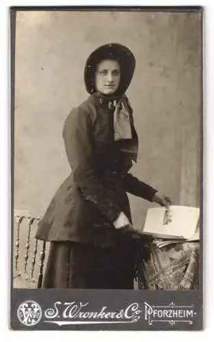 Fotografie S. Wronker & Co., Pforzheim, junge Frau in Uniformkleid der Heilsarmee mit Emblem am Kleid