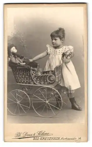 Fotografie Th. Does & Söhne, Bad Kreuznach, niedliches kleines Mädchen mit grosser Puppe im Puppenwagen, 1902