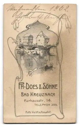 Fotografie Th. Does & Söhne, Bad Kreuznach, niedliches kleines Mädchen mit grosser Puppe im Puppenwagen, 1902