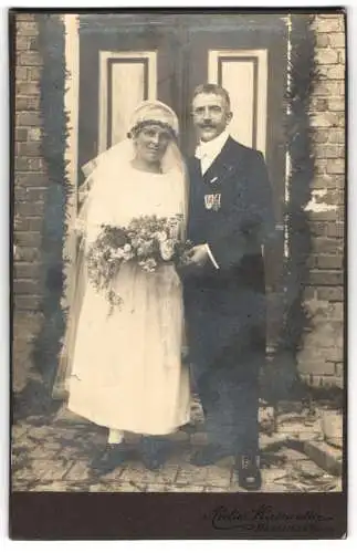 Fotografie Atelier Kiesewalter, Marklissa a. Queis, Veteran in Zivil mit Ordenspange E.K. nebst Braut, Kriegstrauung