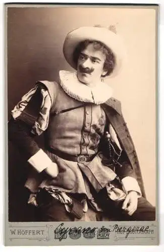 Fotografie W. Höffert, Berlin, Portrait Otto Sommerstorff als Cyrano von Bergerac mit Kunstnase