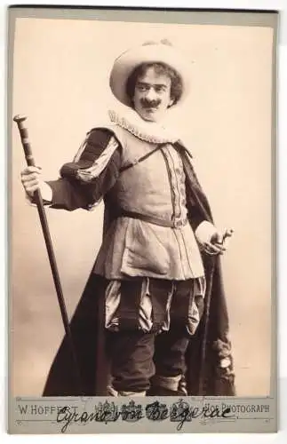 Fotografie W. Höffert, Berlin, Schauspieler Otto Sommerstorff als Cyrano von Bergerc