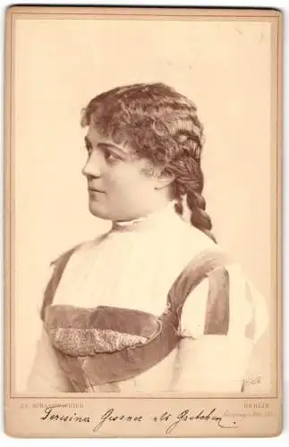 Fotografie J. C. Schaarwächter, Berlin, Teresina Sommerstorff-Gessner als Gretchen in Faust mit Zopf