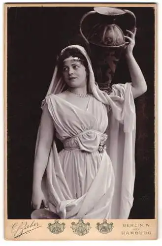 Fotografie E. Bieber, Berlin, Schauspielerin Teresina Sommerstorff-Gessner mit Amphore