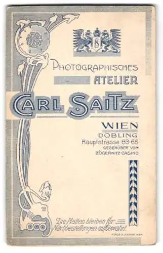 Fotografie Carl Saitz, Wien, Hauptstr. 63-65, Wappen mit Monogramm des Fotografen und Anschrift des Ateliers