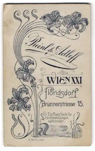 Fotografie Reinl & Adleff, Wien, Brünnstr. 15, florale Verzierung um die Anschrift des Atelier