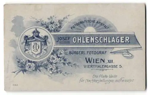 Fotografie Josef Ohlenschlager, Wien, Vierthalergasse 5, Anschrift des Ateliers neben kgl. Wappen mit Monogramm