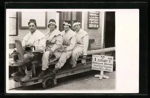 Foto-AK Alt-Aussee, Besucher auf der Grubenbahn im Salzbergwerk