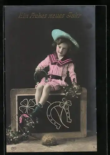 Foto-AK EAS Nr. 1771 /4: Junger Knabe im gestreiften Matrosenkostüm mit einem Hufeisen