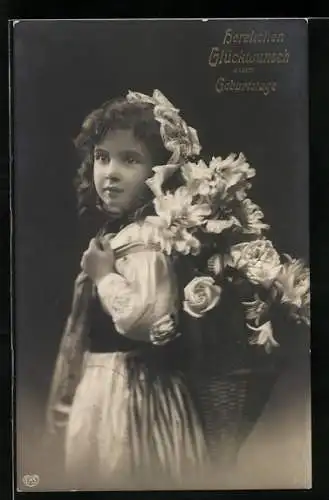 Foto-AK EAS Nr. 1005: Ein junges Mädchen mit einem Korb voll Blumen