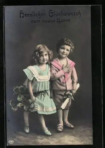 Foto-AK EAS Nr. 1129: Zwei junge Mädchen, eines mit Glücksklee, dass andere mit zusammengerolltem Papier