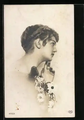 Foto-AK EAS Nr. 4705 /4: Junge Frau mit kurzem Haar und Blumen