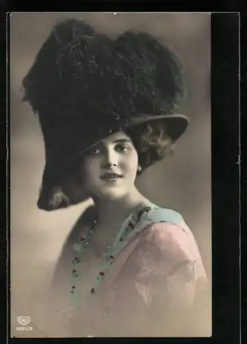 Foto-AK EAS Nr. 3551 /3: Lächelnde junge Frau mit einem grossen Hut