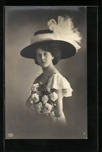 Foto-AK EAS Nr. 2263 /5: Junge Frau mit Blumen und einem grosskrempigen Hut