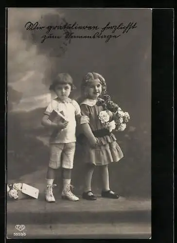 Foto-AK EAS Nr. 5553 /5: Kleiner Junge und kleines Mädchen Hand in Hand mit Blumen und Geschenken