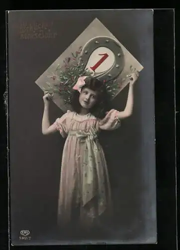 Foto-AK EAS Nr. 8463 /2: Ein junges Mädchen mit einem Schild mit der Nummer 1 im Hufeisen, Neujahrskarte
