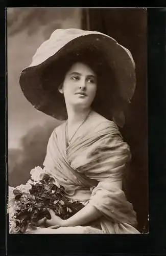 Foto-AK EAS Nr. 1642: Junge Frau mit grossem Sommerhut und Blumen im Schoss