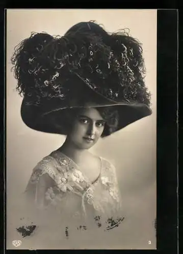 Foto-AK EAS Nr. 2231 /3: Junge Frau im floralen Kleid mit grossem Hut